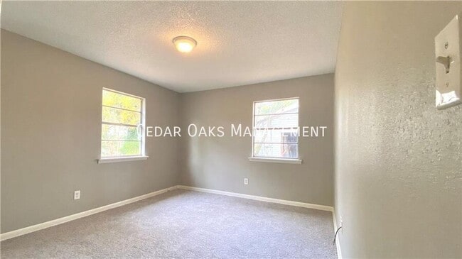 Building Photo - 2400 Dogwood Pl