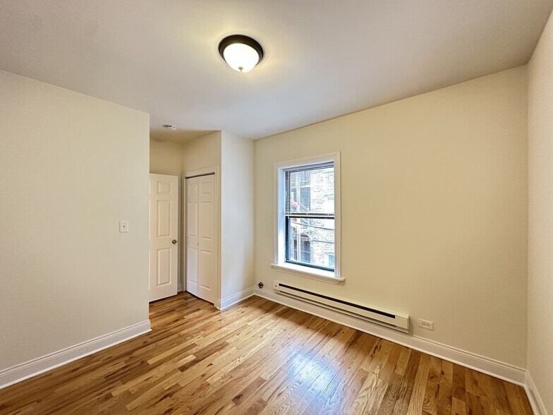 Building Photo - 633 W Cornelia Ave