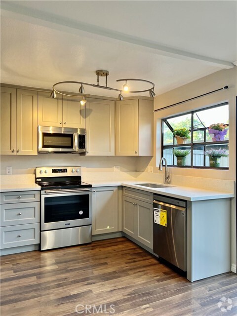 Building Photo - 247 Streamwood