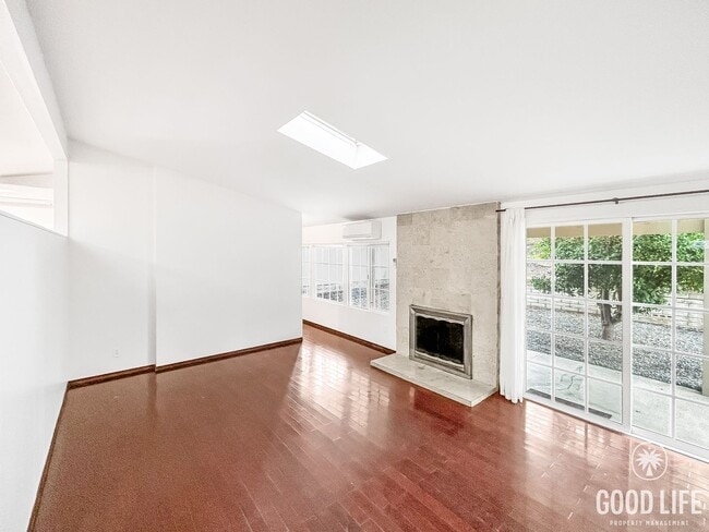 Building Photo - Beautiful 3B/2BA W/ Attached Garage and Up...