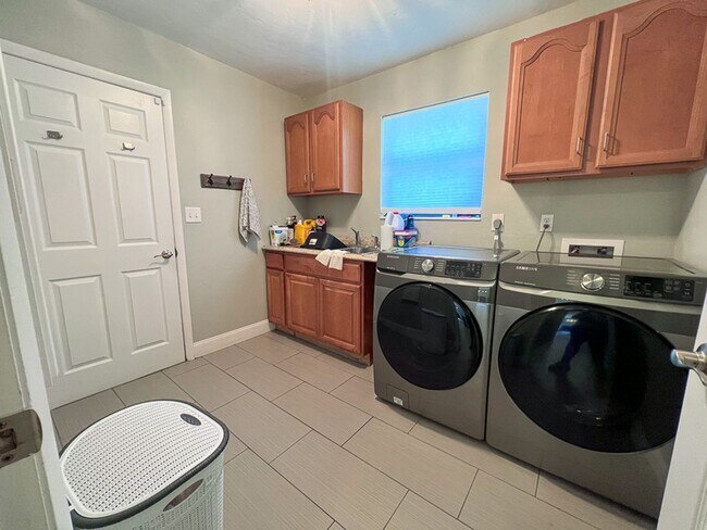 Building Photo - 3BR/2BA POOL HOME in SW Gainesville - avai...