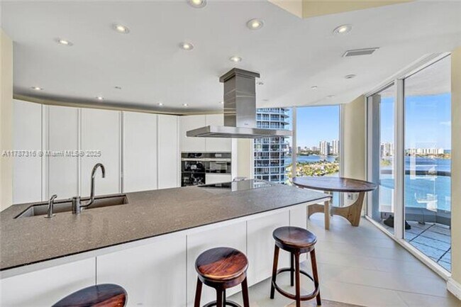 Building Photo - 2600 Island Blvd