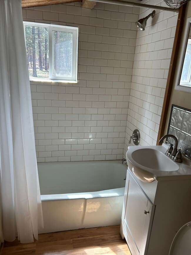 Building Photo - Cozy Cabin Close to Sunriver