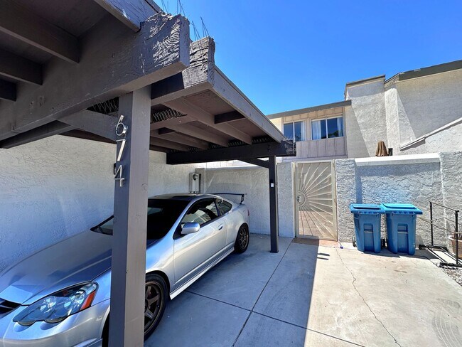 Building Photo - 3 BEDROOM 2.5 BATH TOWNHOME