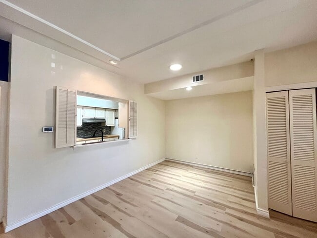 Building Photo - 2/1 Alamo Heights Condo ~ Freshly Remodele...