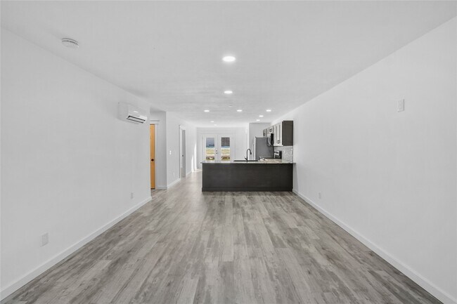 Building Photo - 423 W 3rd St