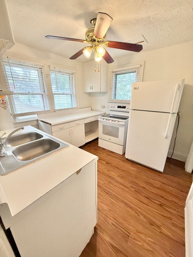 Building Photo - 122 E Hibiscus Dr