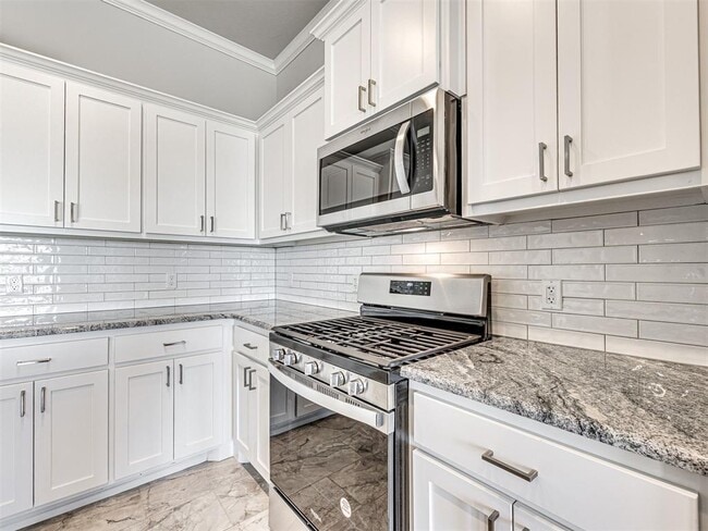 Building Photo - 623 Hackberry Ln