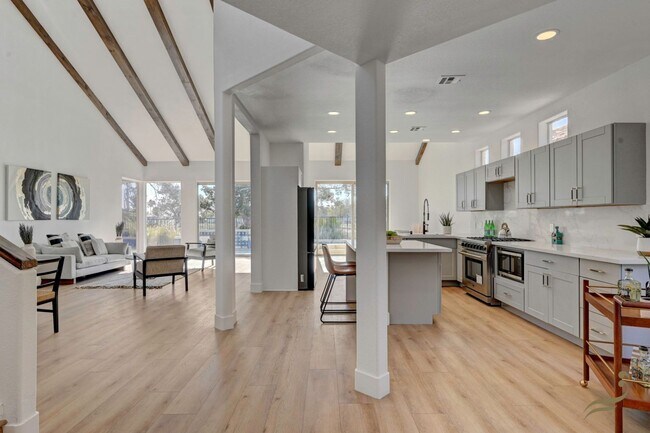 Building Photo - 3 Bedroom, 2.5 Bath Golf Course Home in Guard-Gated Canyon Gate