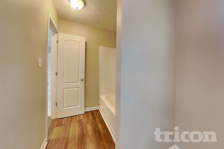 Building Photo - 1024 Weatherwood Pl NE