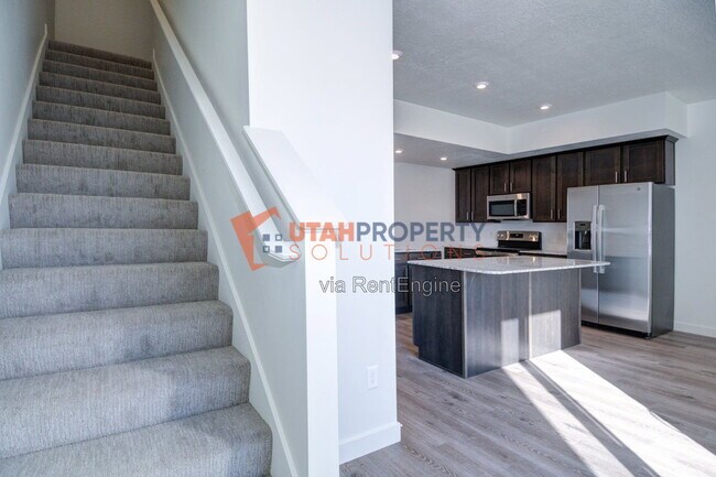 Building Photo - 1047 W 400 S