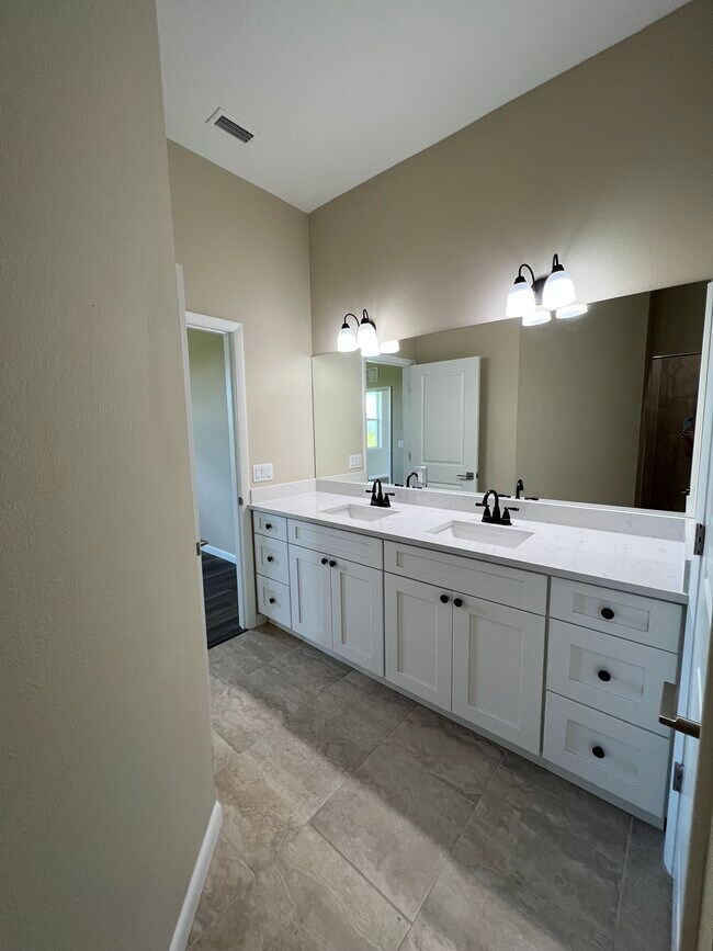 Building Photo - 1060 S Capri Ct