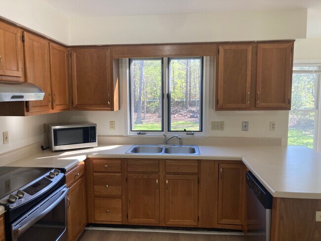 Building Photo - Lovely Four Bed Two and Half Bath Home in ...