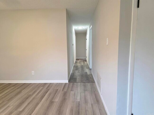 Building Photo - 8 Willowridge Cove