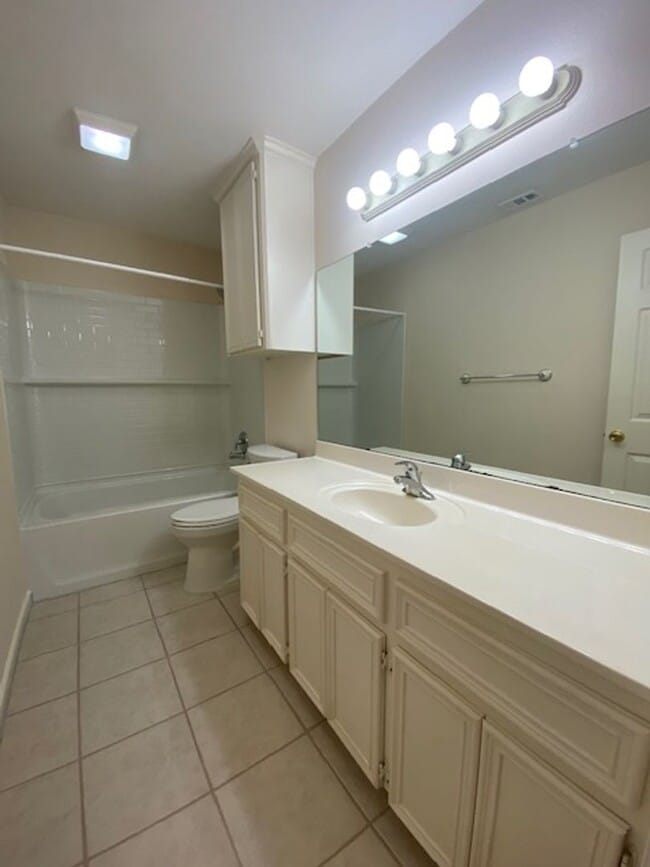 Building Photo - AFFORDABLE ISLAND LIVING!