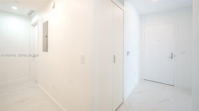 Building Photo - 700 NE 24th St