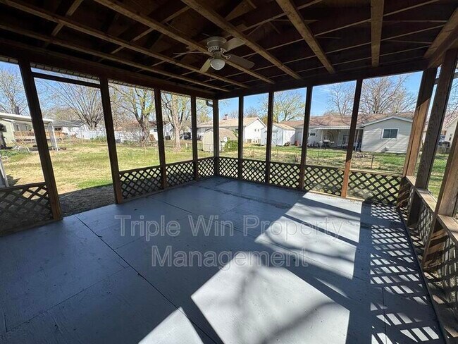 Building Photo - 513 Coachway Ln