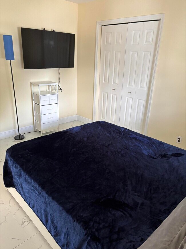 Building Photo - 5359 SE Dell St