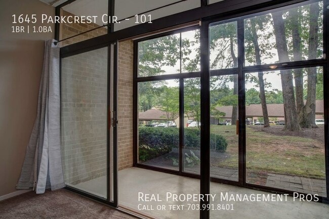 Building Photo - 1645 Parkcrest Cir
