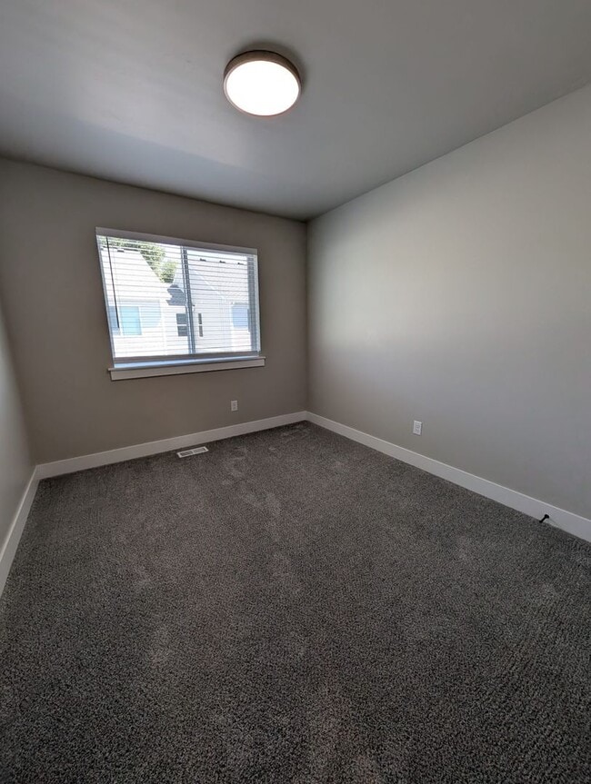 Building Photo - 5560 Trueman St