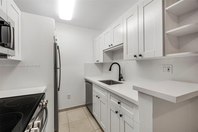 Building Photo - 10780 N Kendall Dr