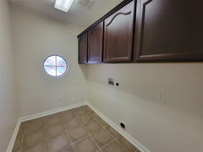 Building Photo - 9717 Sinclair St