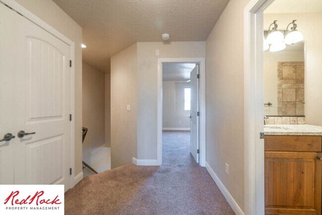 Building Photo - Dog Friendly, Beautiful Southgate Townhome!