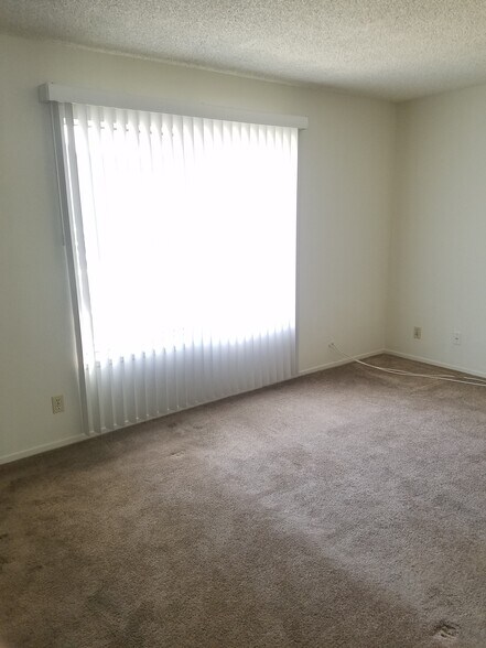 Living room. - 725 Windwood Dr