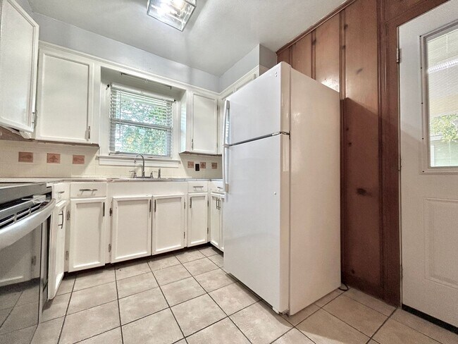 Building Photo - Charming Three Bedroom Home in a Highly Desirable Neighborhood