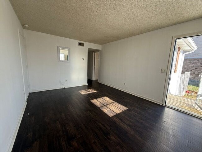 Building Photo - For Rent - Great Duplex Unit in North Nashville