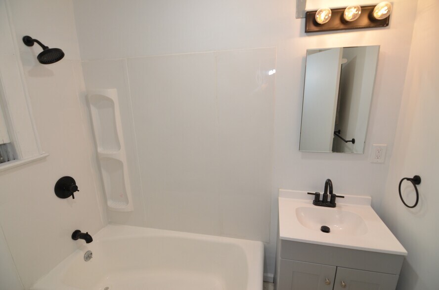 Building Photo - 12 Lake St