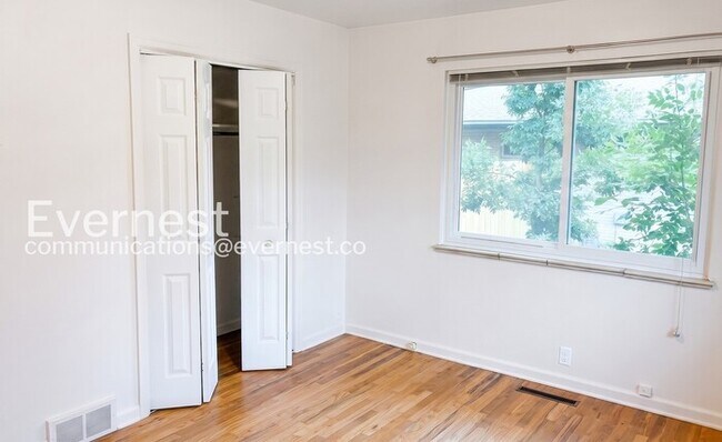 Building Photo - 3 Bed, 1 Bath Home with Fenced Yard & Garage / Available Now!