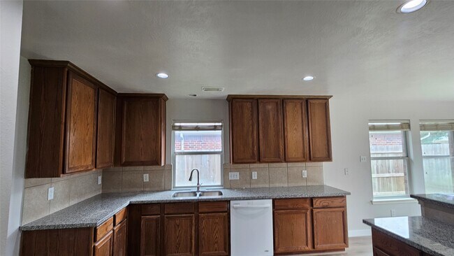 Building Photo - 18015 Willow Cliff Ln