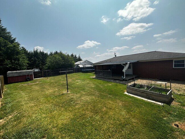 Building Photo - 3 bedroom/2 bath brick home in W. Morristown.