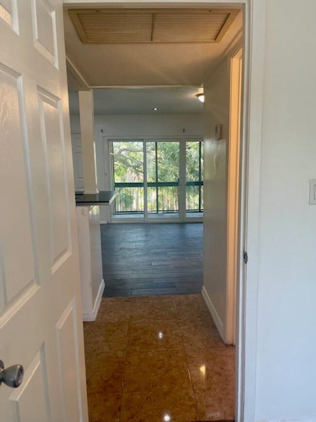 Building Photo - 600 Orange Dr