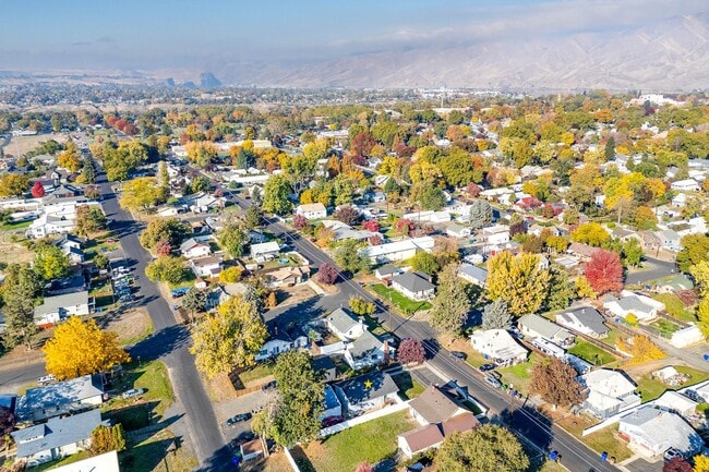 Building Photo - Charming, Partially Remodeled 4-Bedroom Ho...