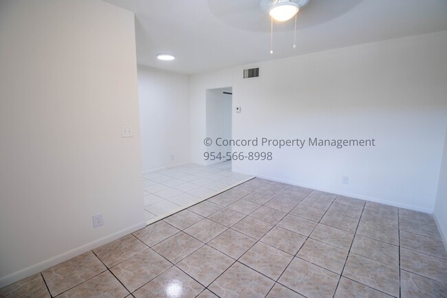 Building Photo - Nice 2nd Floor 1/1 in GREAT Hollywood Loca...