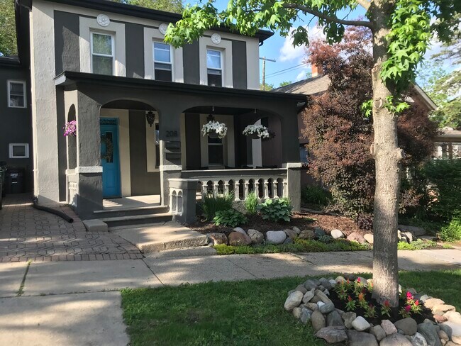 Primary Photo - 208 W Summit St
