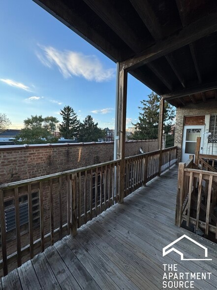 Building Photo - 7462 N Greenview Ave