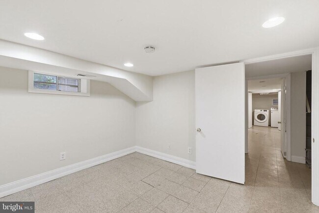 Building Photo - 720 Gresham Pl NW