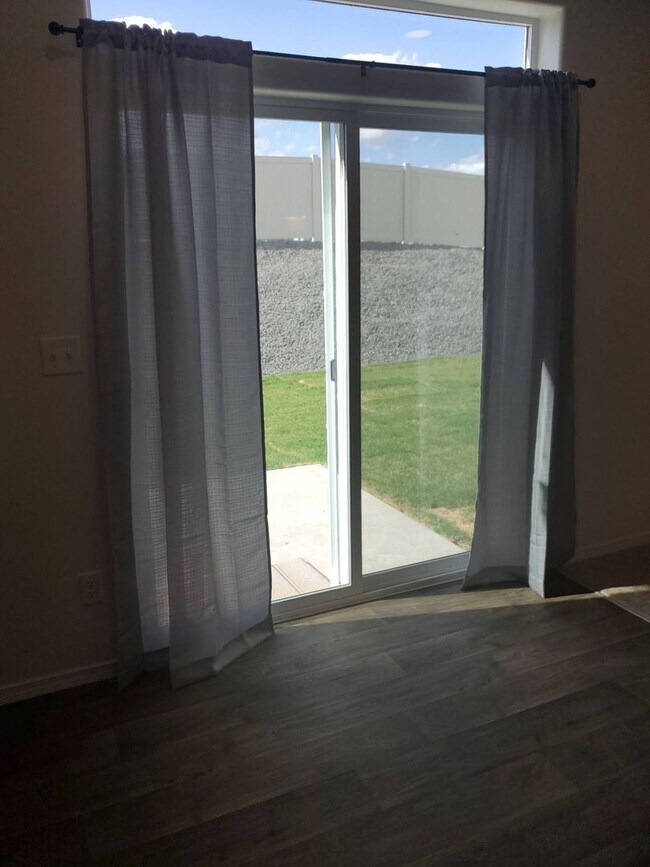Building Photo - 4 bed 2.5 bath home in Mae Valley area of Moses Lake
