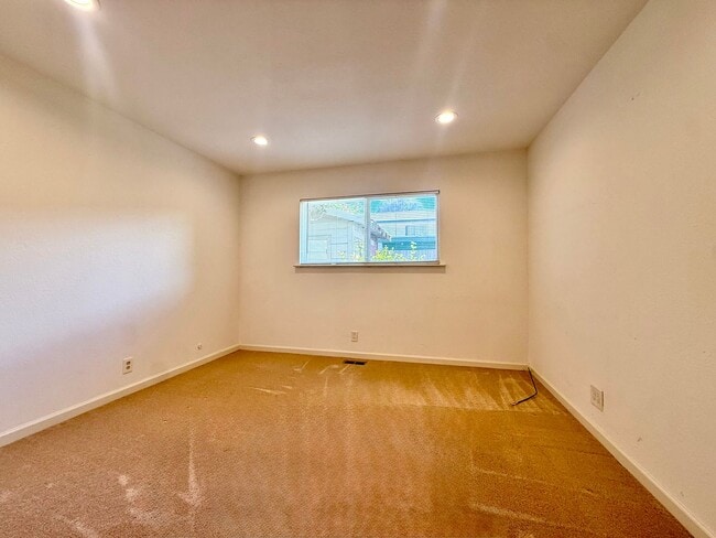 Building Photo - 4004-4006 Bismarck Dr