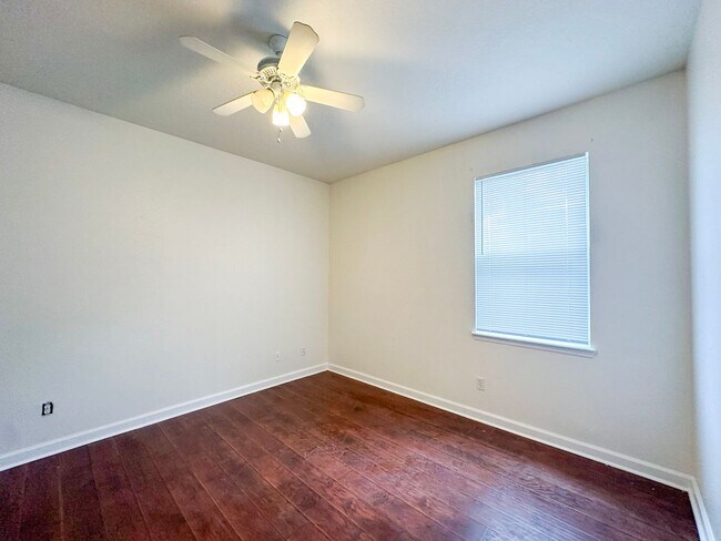 Building Photo - Beautiful 3/2 in Winding Cove with large f...
