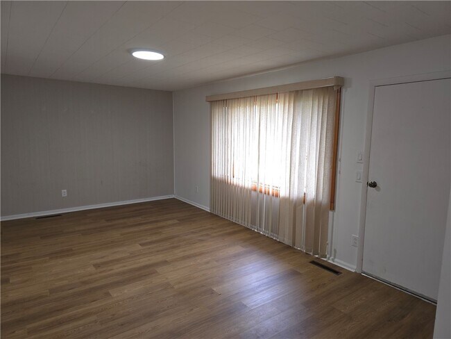 Building Photo - 379 Hollybrook Rd