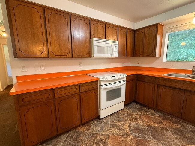 Building Photo - 2Bd/1.75Ba Issaquah Home