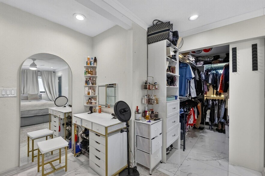 Building Photo - 2601 NE 8th Ct