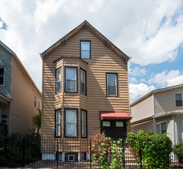 Building Photo - 2176 N Maplewood Ave