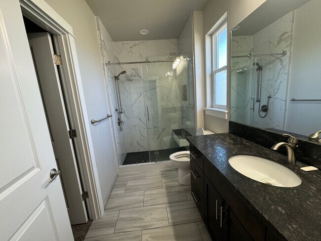 Building Photo - Rooms for rent in wonderful North Roseburg Home with views in Winchester