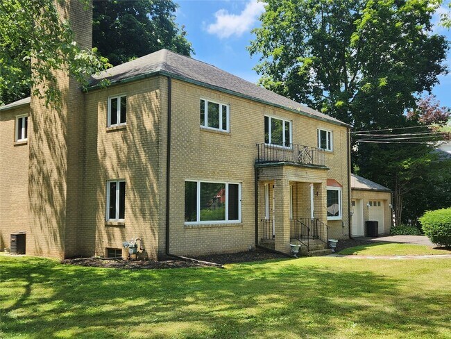 Building Photo - 77 Riverside Dr