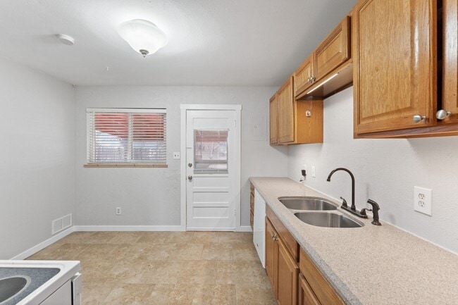 Building Photo - 3 Bed, 1 Bath Home for Rent, Available Now!